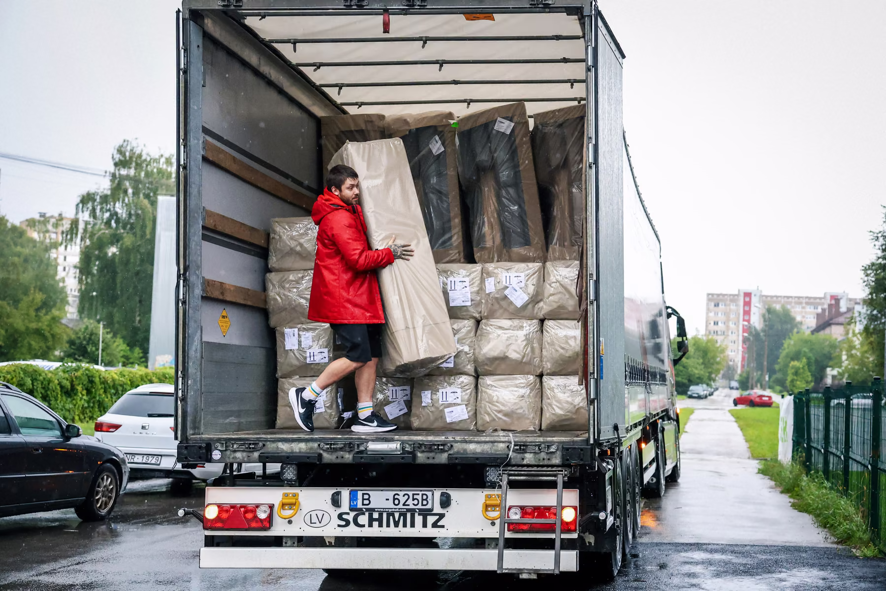 Unloading a semi-trailer