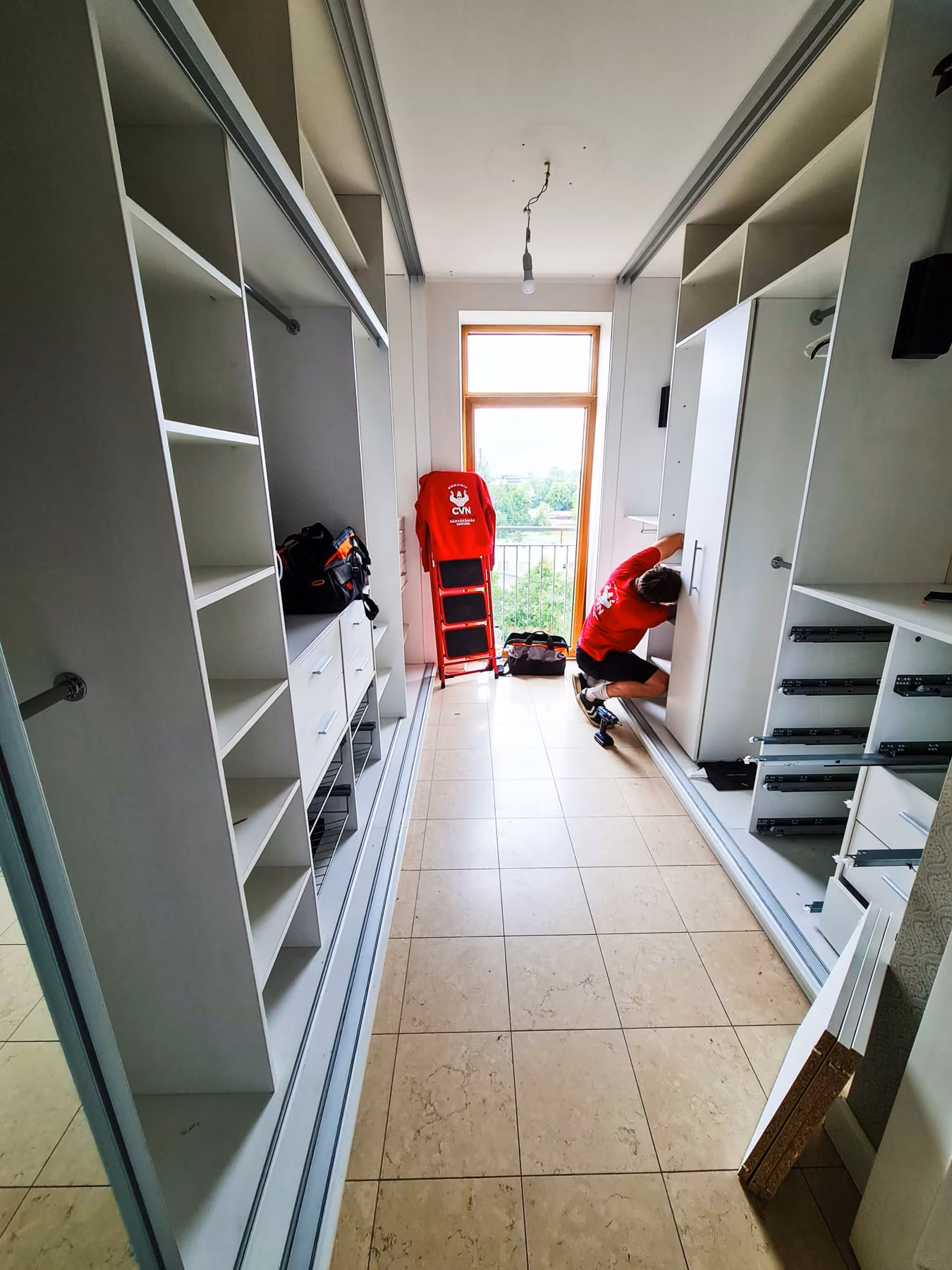 Dismantling a wardrobe
