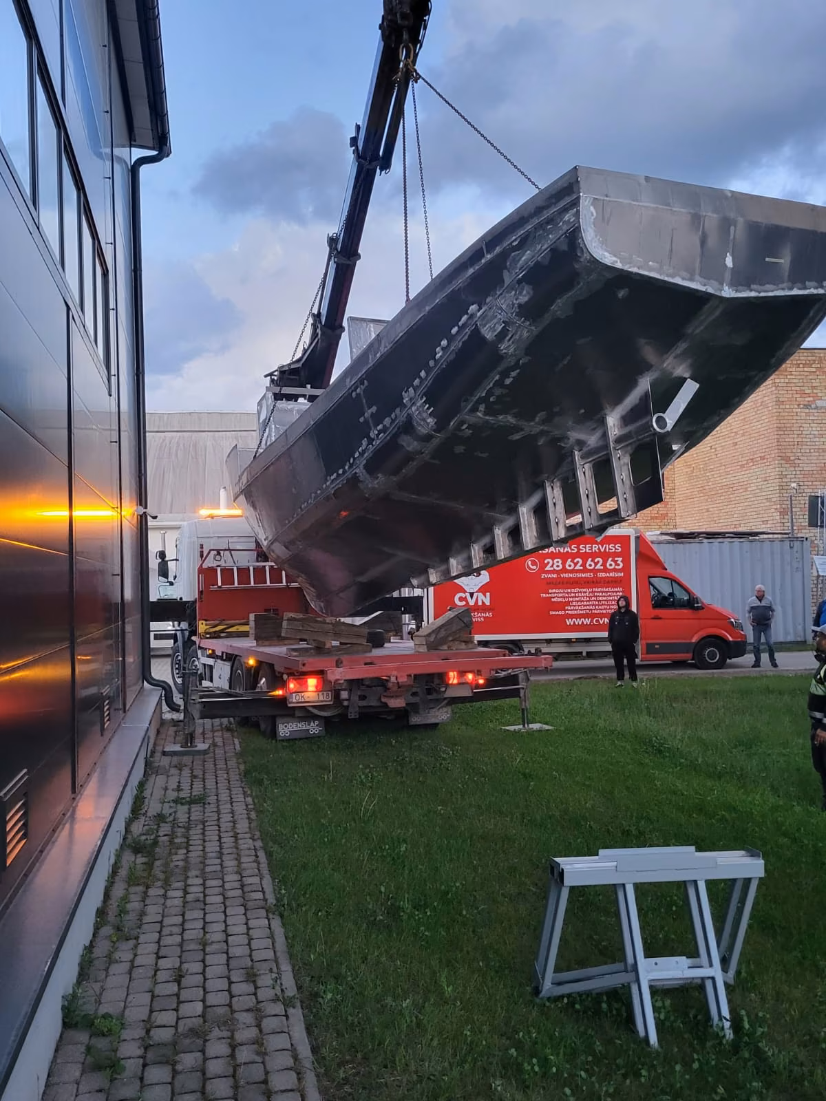 Lifting a 3-tonne boat with a crane