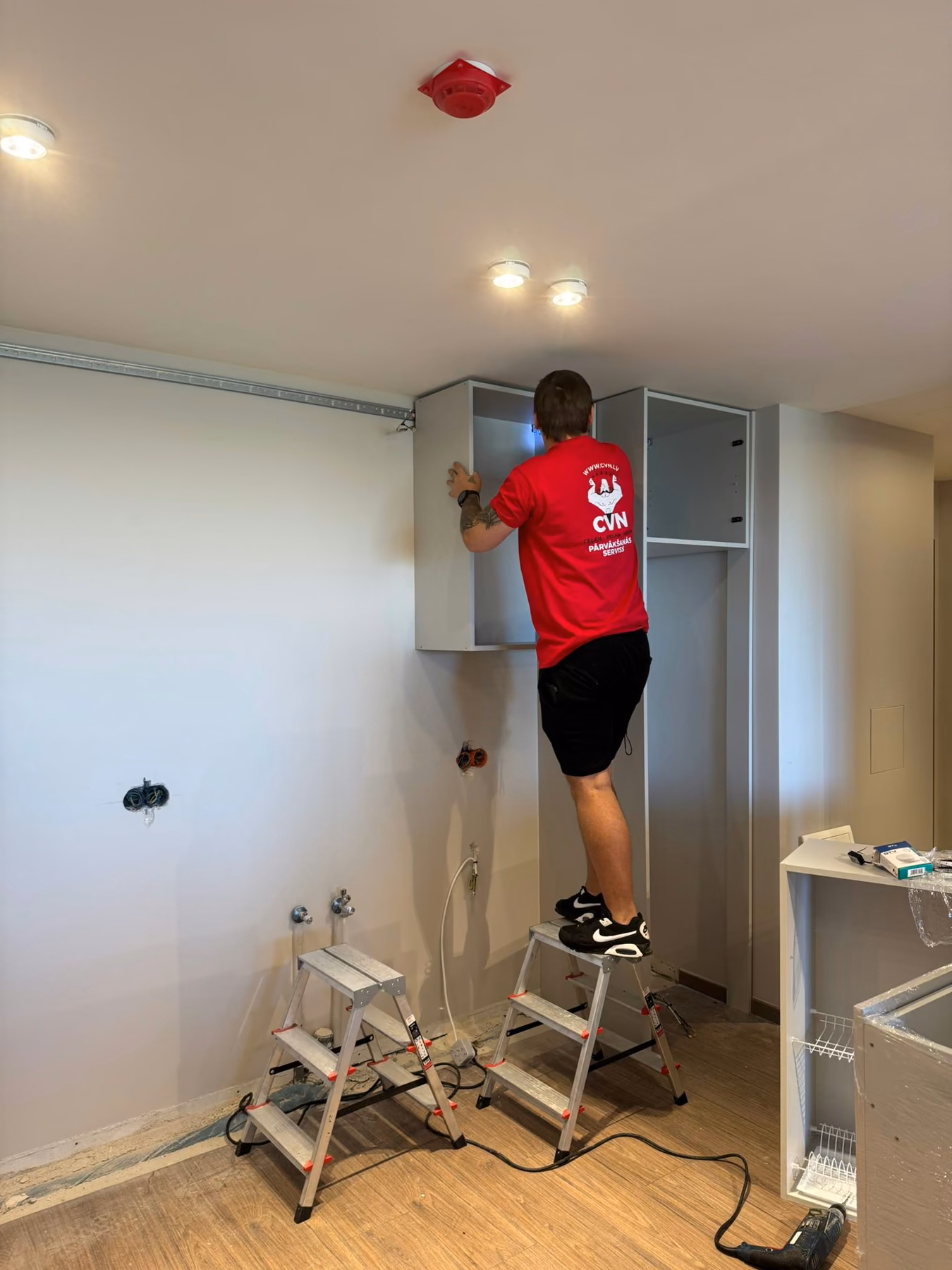 Fitting a wall cabinet